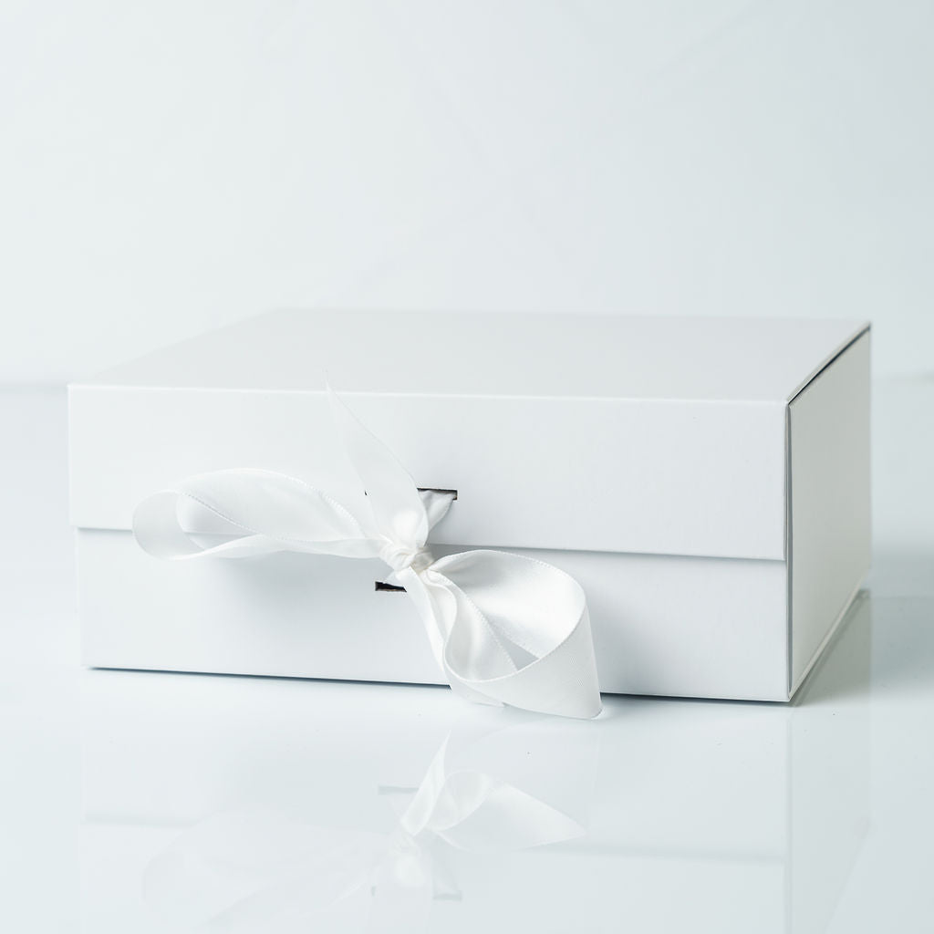 Boitage Blanche a fermeture 20x18,2x8cm + ruban