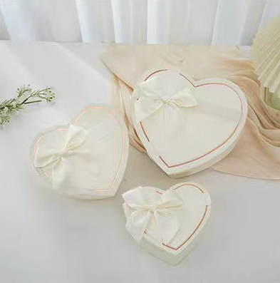 Boite en forme de coeur blanc en lot 3 (16x14x6cm 18,5x17x7,5cm 22x20x9cm)