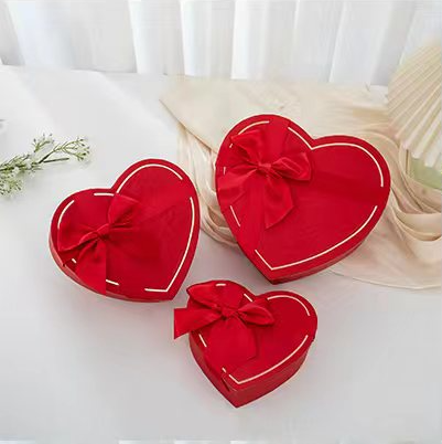 Boite en forme de coeur rouge en lot 3 (16x14x6cm   18,5x17x7,5cm   22x20x9cm)