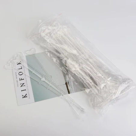 Support plastique en forme de coeur (34,5cm) pour carte de remerciement